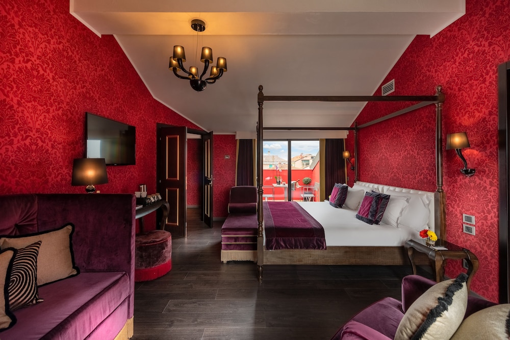 Suite, Hot Tub (Red) photo 3