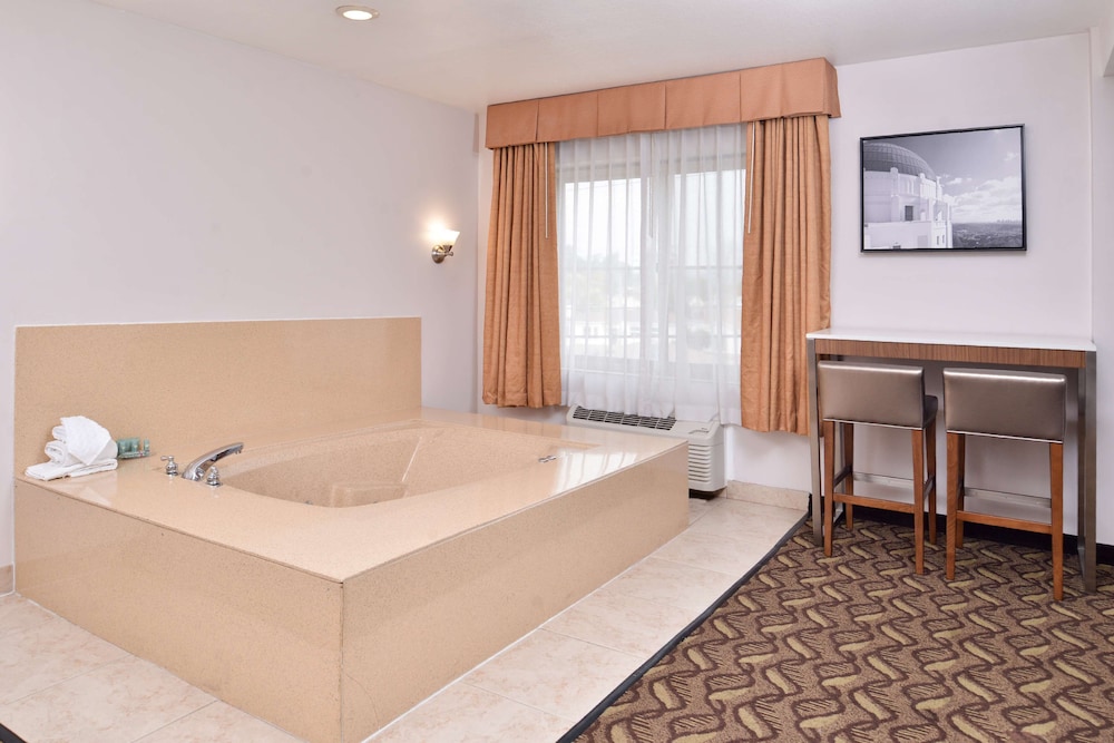 Standard Room, 1 King Bed, Non Smoking, Jetted Tub photo 3