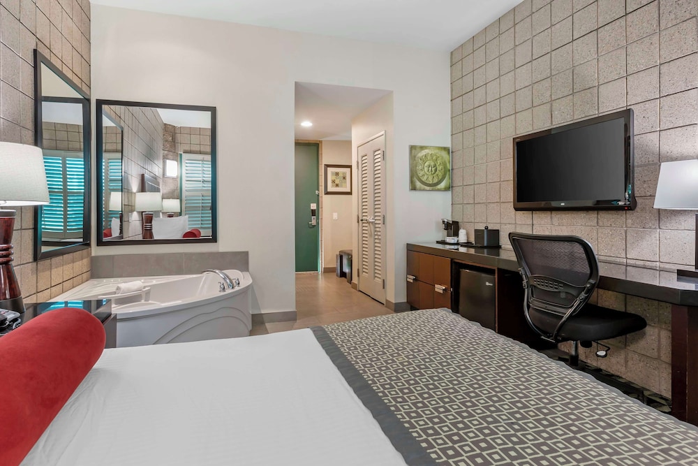 Standard Room, 1 Queen Bed, Accessible, Non Smoking - Photo 3