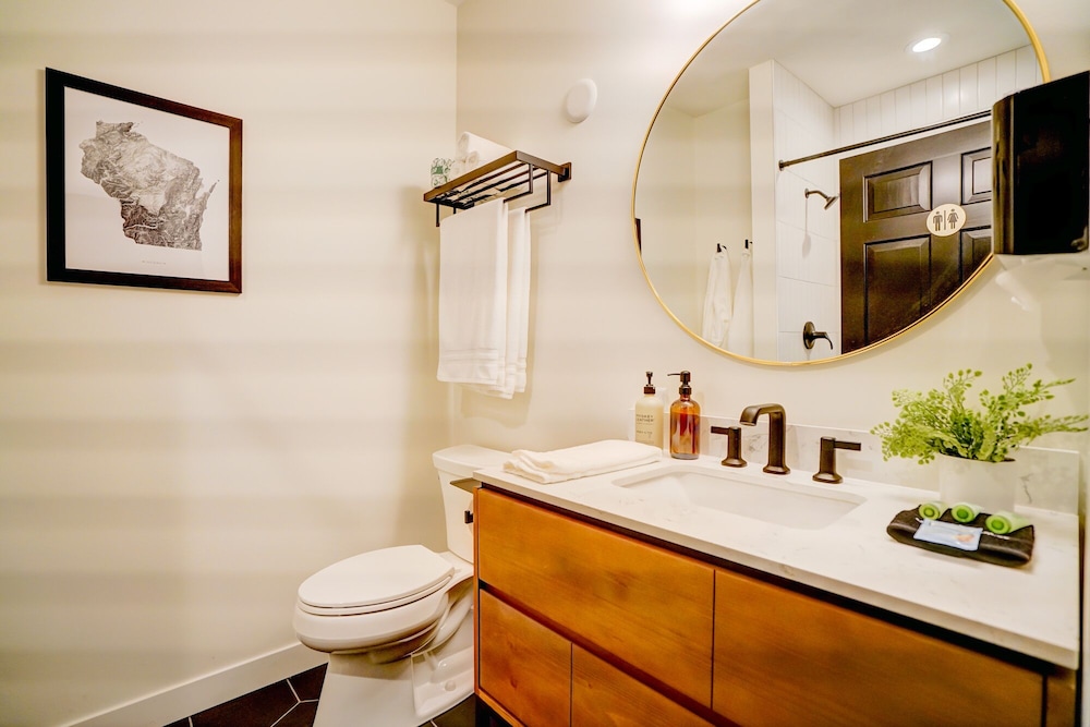 Design Single Room, 1 Queen Bed, Shared Bathroom photo 3