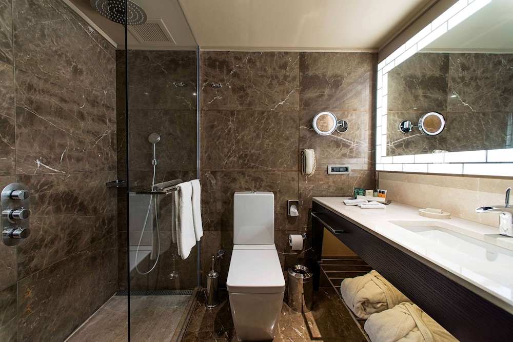 Executive Twin Room, Club Lounge Access thumbnail 5