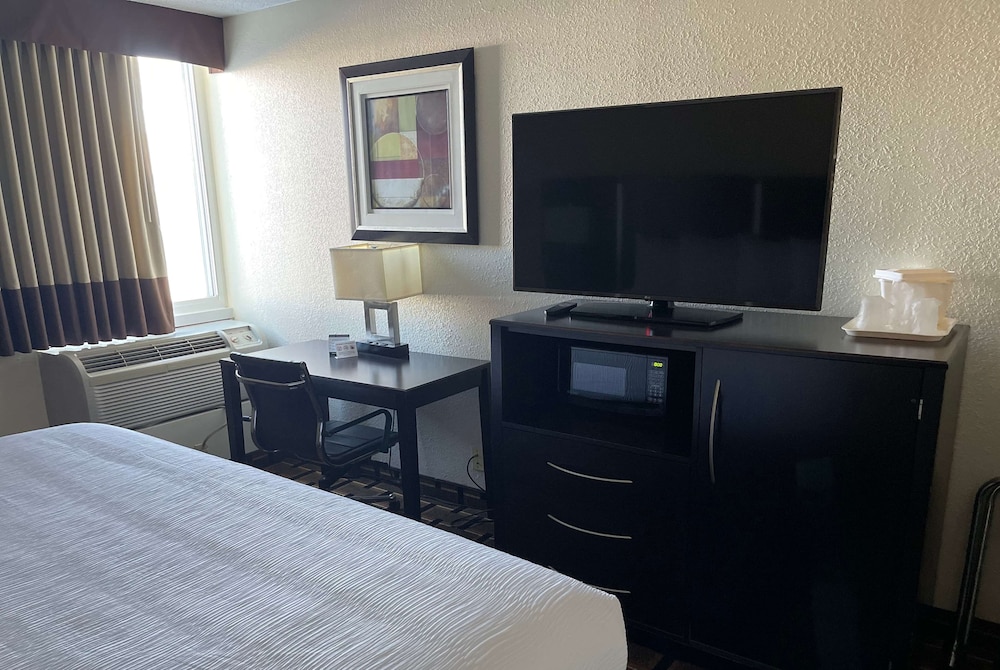 Room, 1 Double Bed, Accessible, Non Smoking (Mobility/Hearing, Bathtub w/Grab Bars) - Photo 3