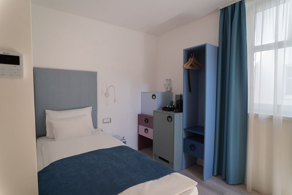 Single Room with Air Conditioner photo 1