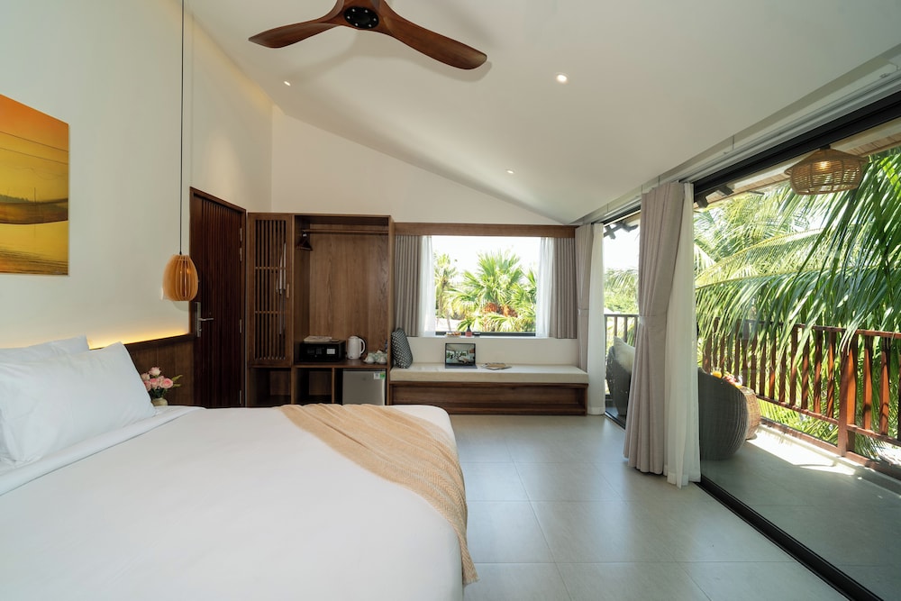 Deluxe Room, Pool View - Photo 7
