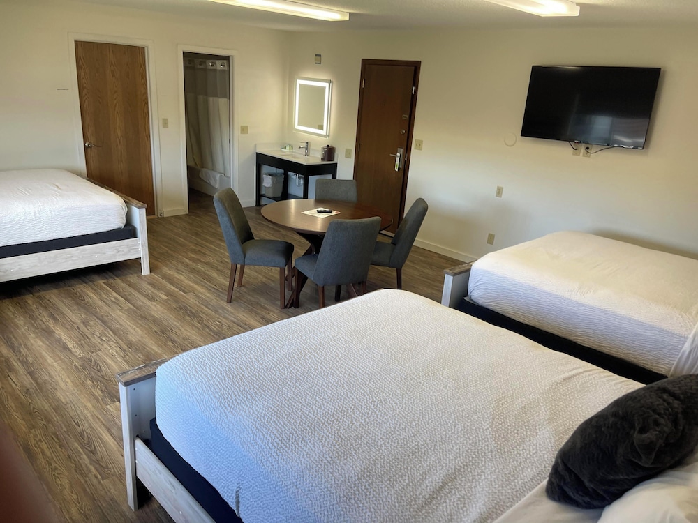 Deluxe Room 3 Queen Beds