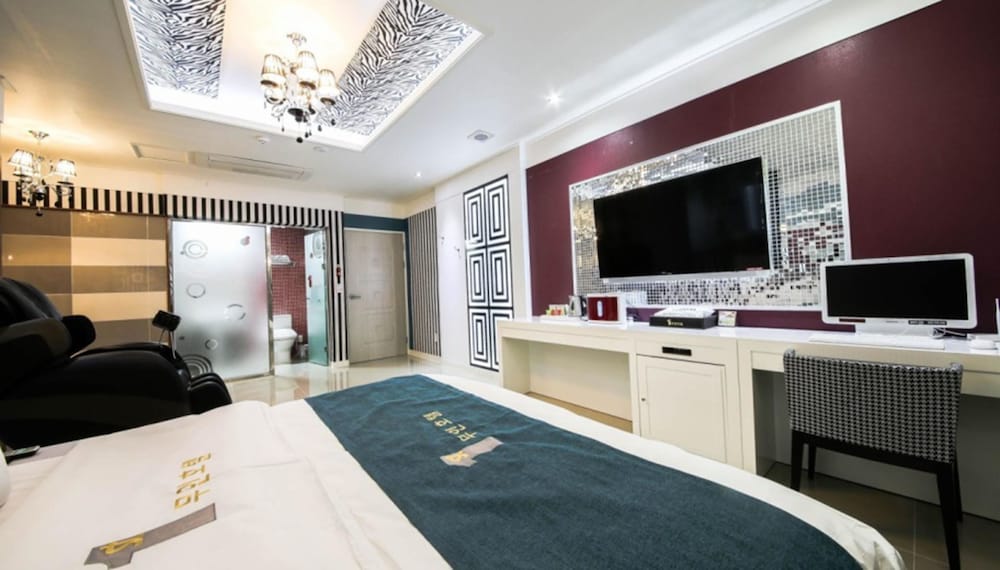 Suite (Breakfast available on Weekday only) - Photo 4