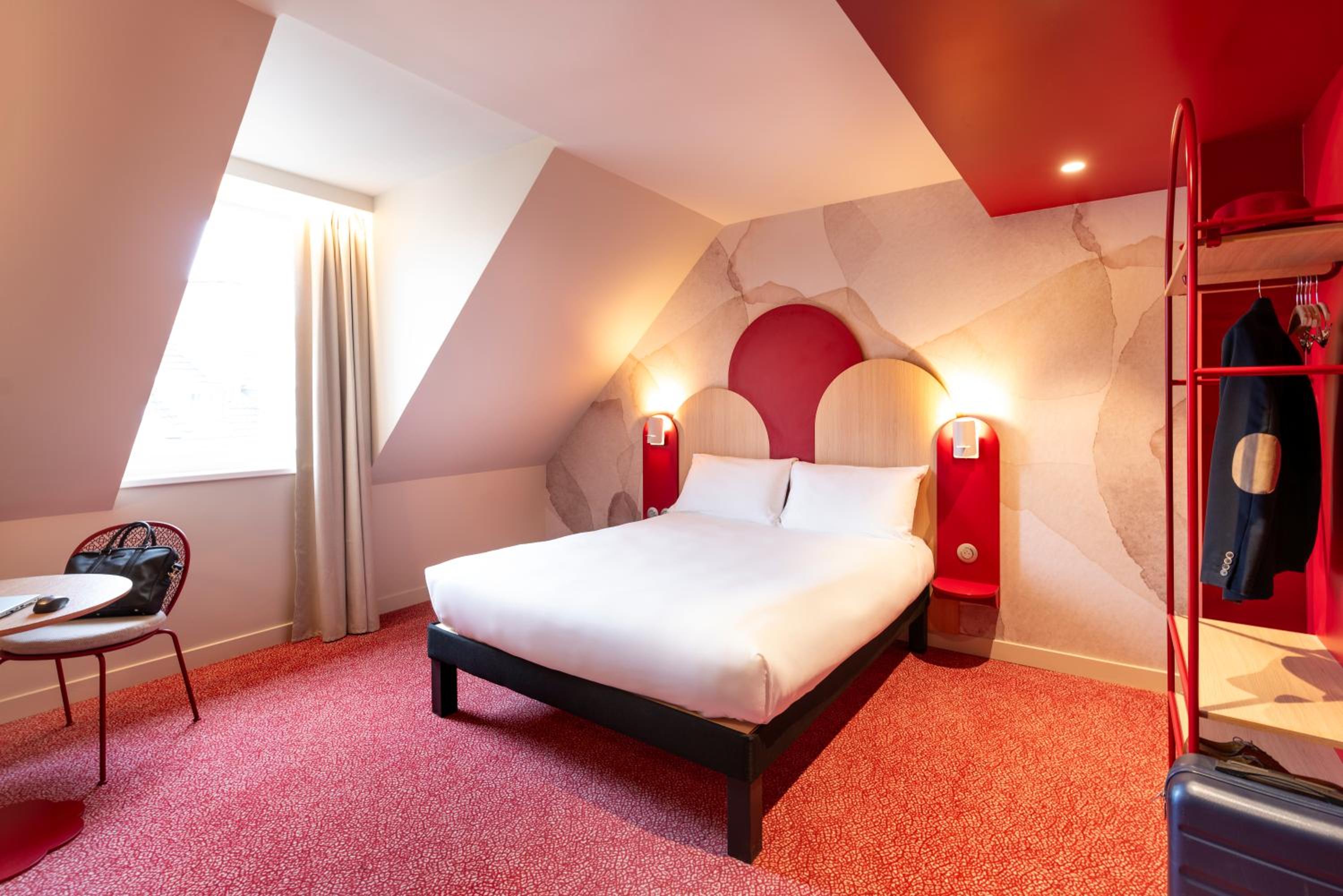 Comfort Queen Room with Convertible Chair - Photo 5