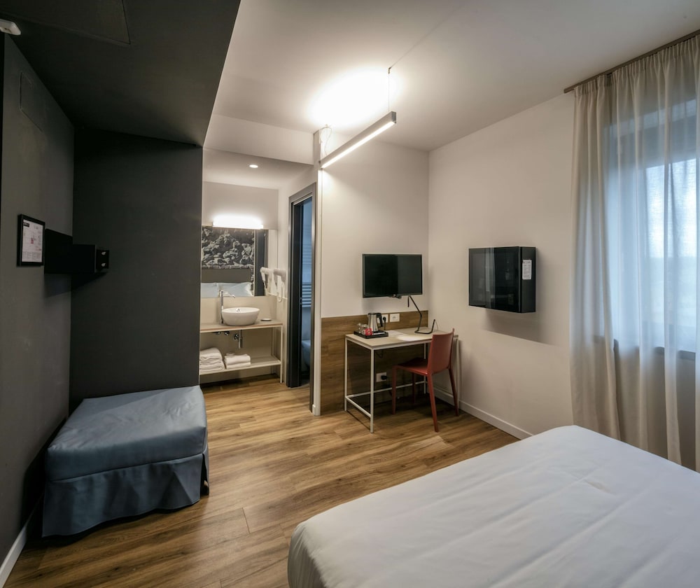 Superior Room, 1 King Bed, Non Smoking (with Single Sofabed) photo 3