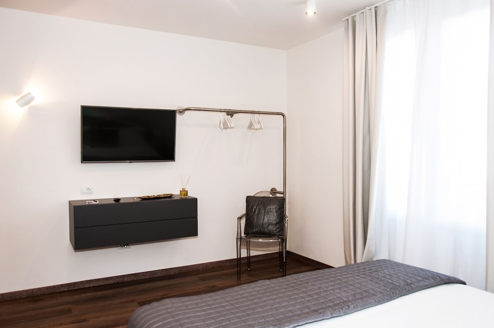 Suite, 1 King Bed with Sofa bed, Non Smoking, City View photo 2