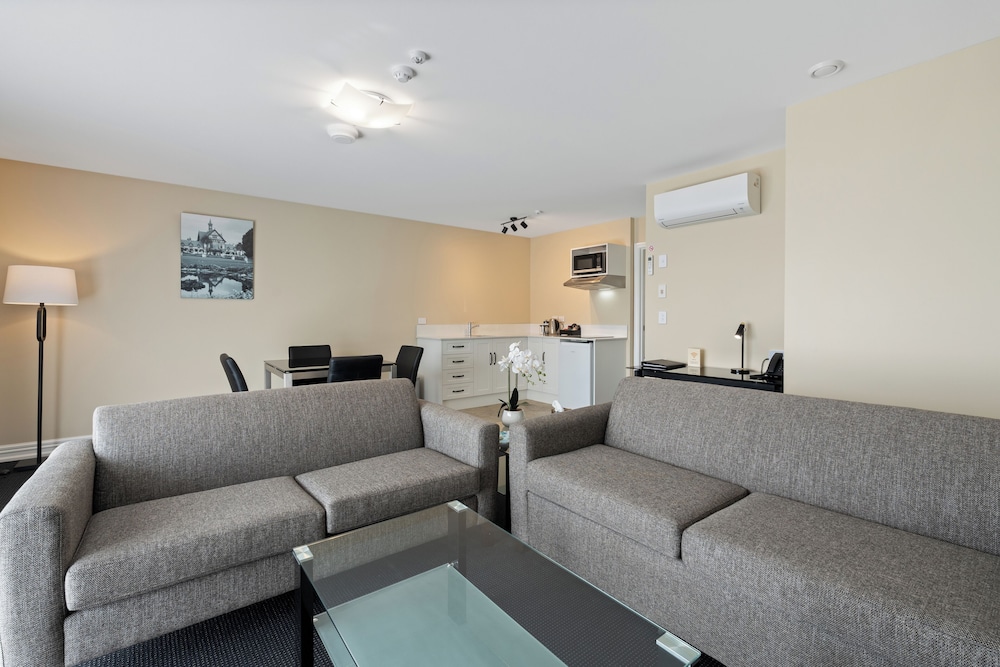 Premium Suite, 1 Queen Bed, Hot Tub, Ground Floor thumbnail 5
