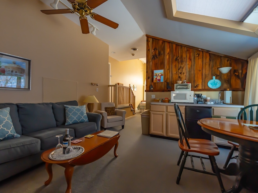 Family Suite, Private Bathroom (Rockwell - No Pets) photo 3
