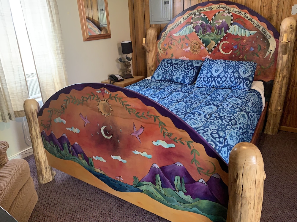 Gallery Single Room, 1 Queen Bed, Refrigerator & Microwave