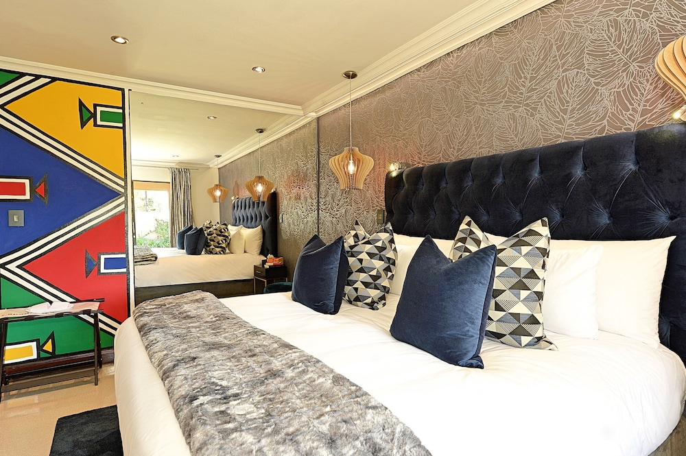 Superior Suite, 1 King Bed, Patio, Garden View photo 3