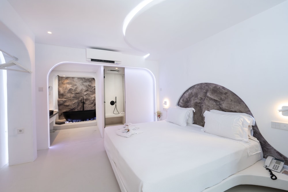 Two Bedroom Suite with Sea View & Pool - Photo 1