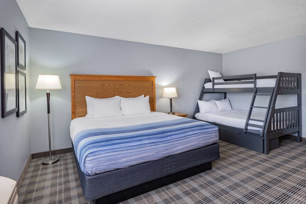 Suite, Multiple Beds, Non Smoking - Photo 5