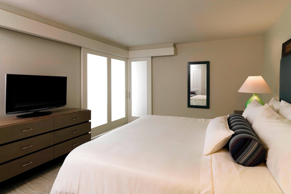 Banyan City View 1 King or 1 Queen, Mobility/Hearing Accessible, Newly Renovated - Photo 2