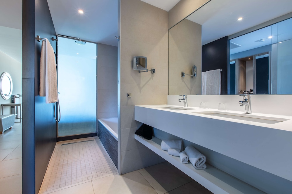 Superior Room, Balcony, Pool View