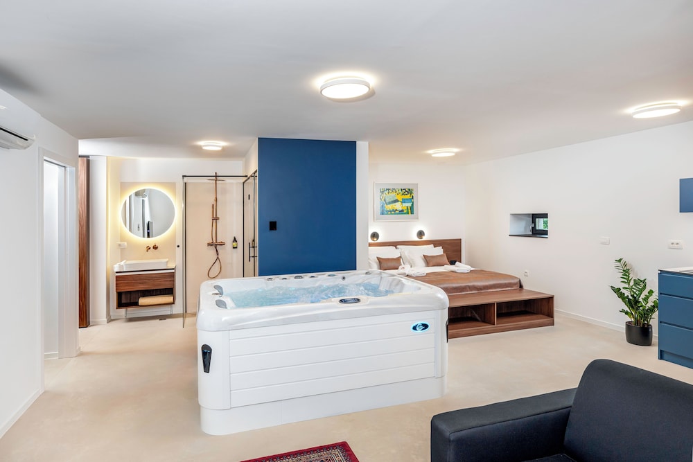 Deluxe Studio Suite