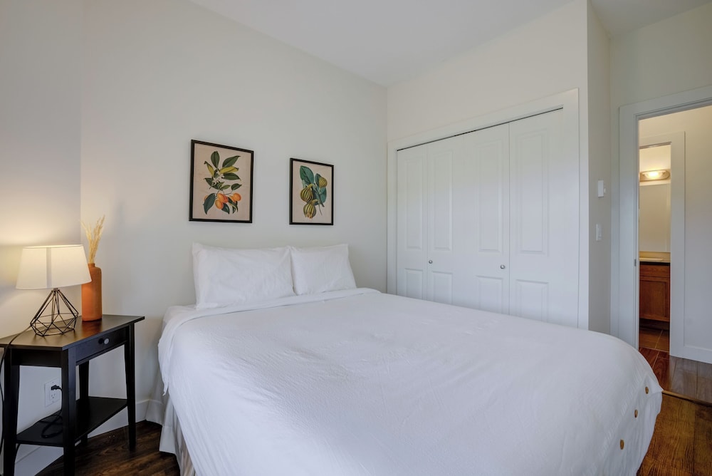 Comfort Condo, Balcony, Partial Lake View photo 1
