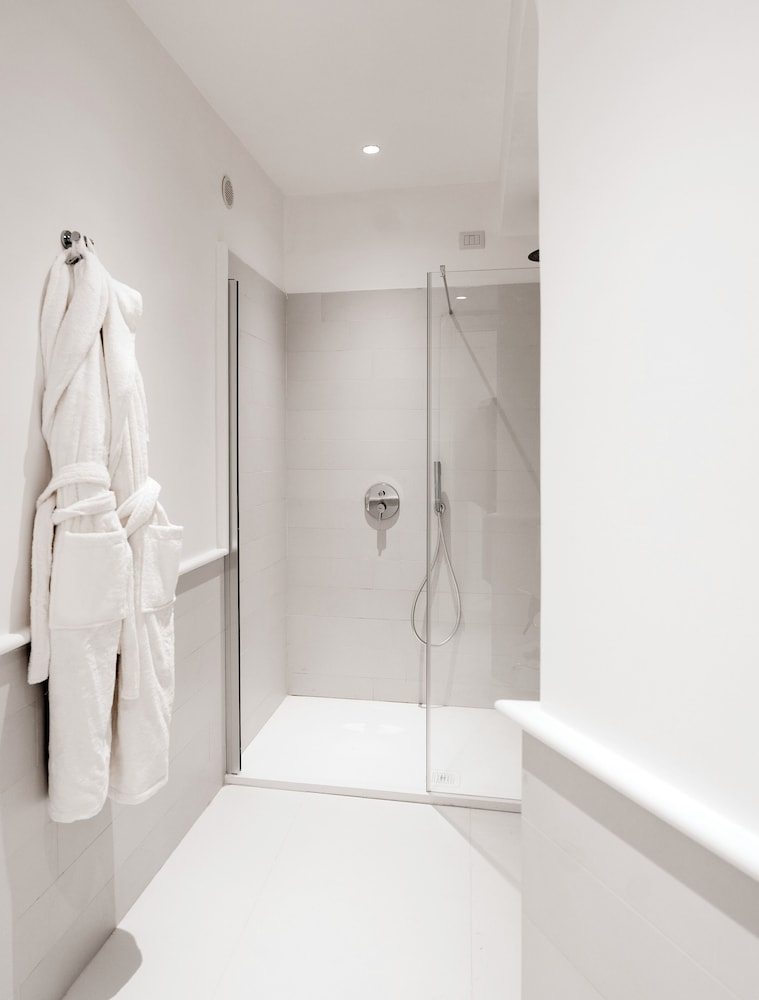 Exclusive Suite, 2 Bedrooms - Photo 9