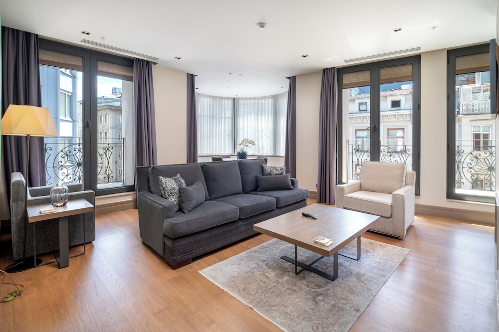 Suite, Corner photo 2