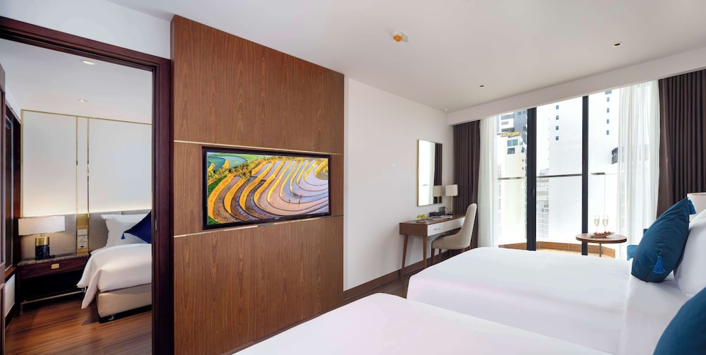 Superior Room, 2 Twin Beds, Balcony, Sea View - Photo 2