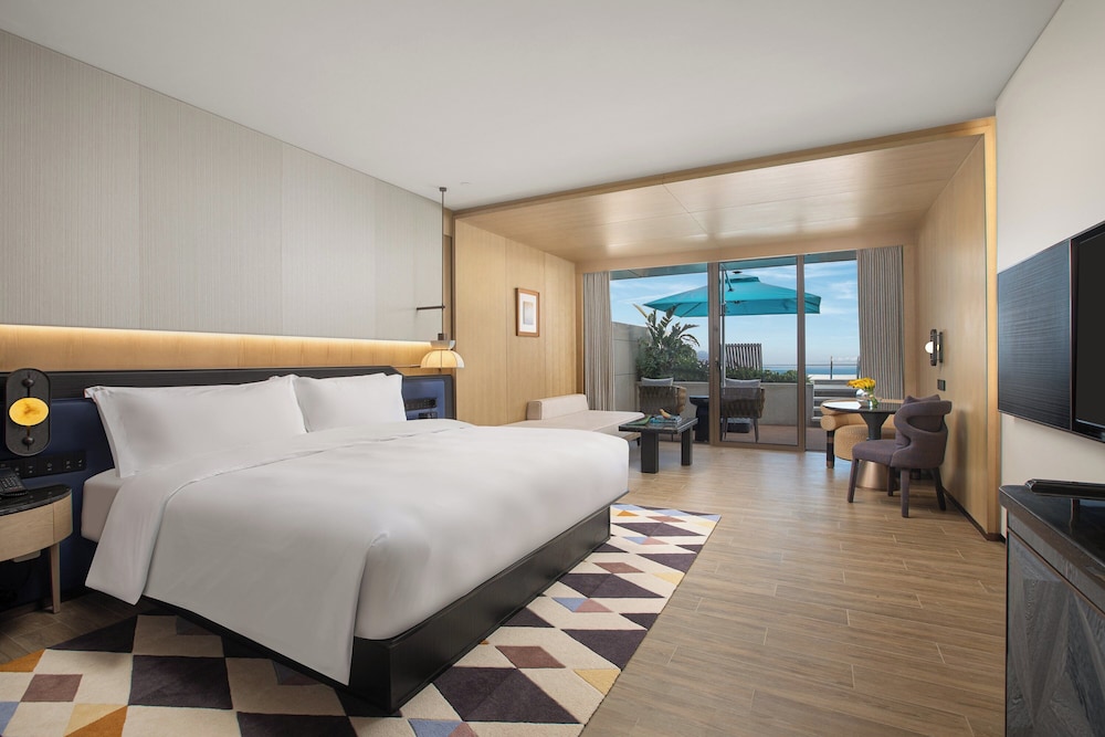 Premium Room, 1 King Bed, Pool Access, Ocean View