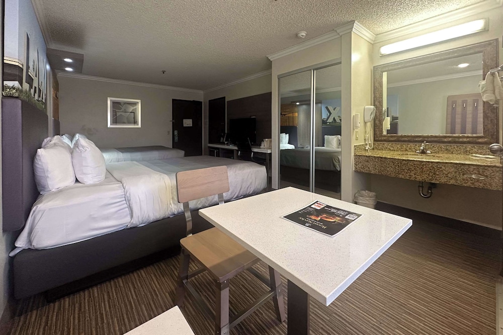 Standard Room, 2 Queen Beds, Top Floor, Non Smoking - Photo 4
