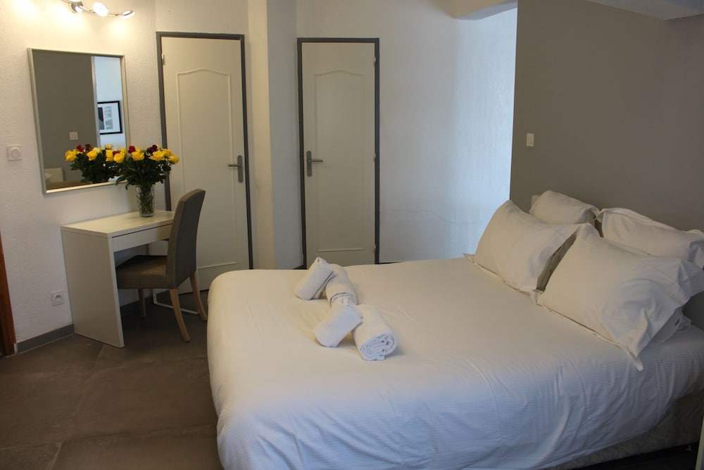Deluxe Suite, Pool Access, Ground Floor (Patio, No 27)