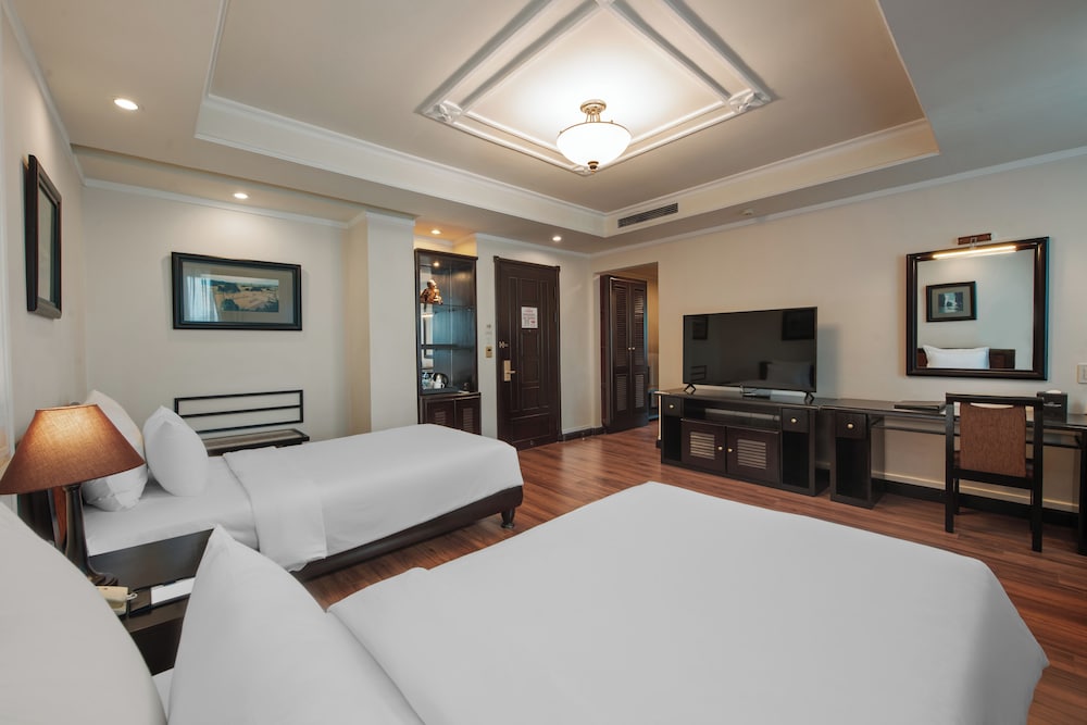 Family Suite (French Wing) - Photo 8