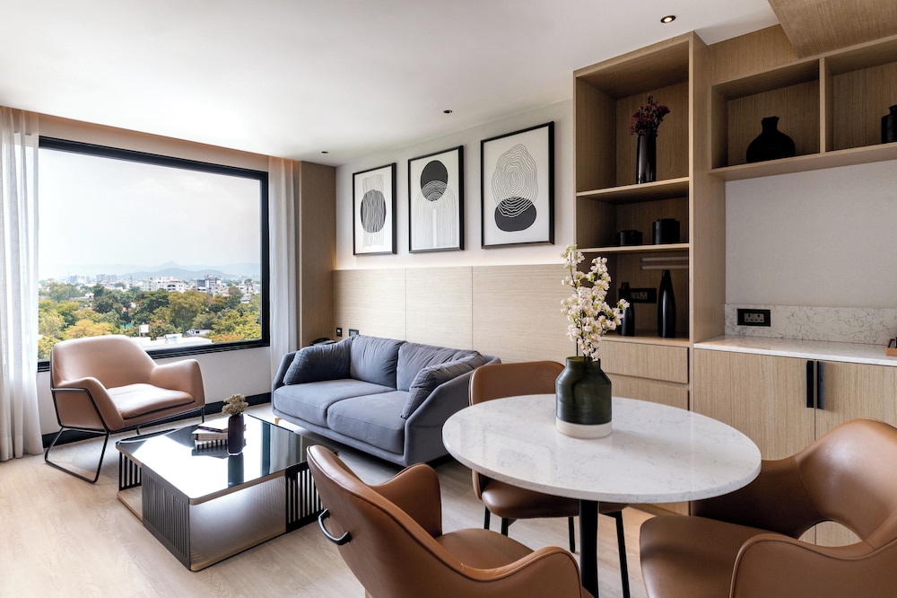 Suite - Photo 34