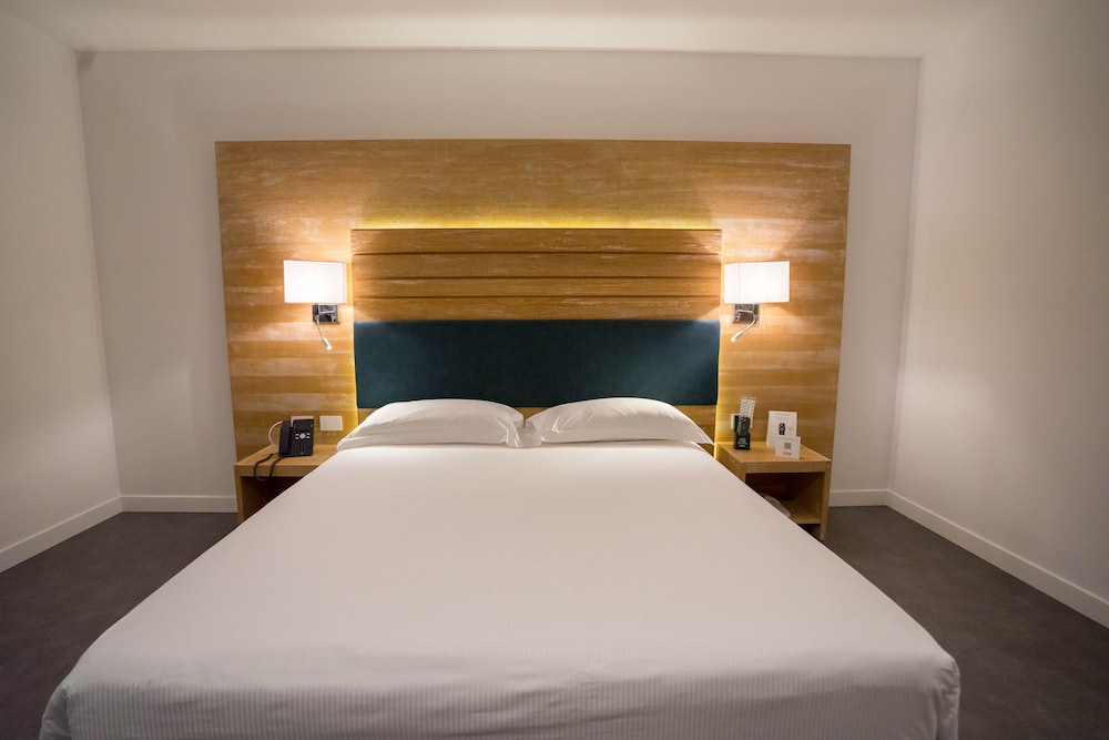 Deluxe Double or Twin Room - Photo 11