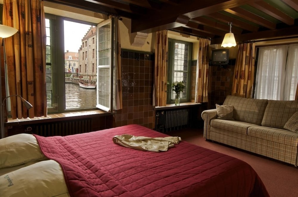 Basic Double or Twin Room, Canal View - Photo 4