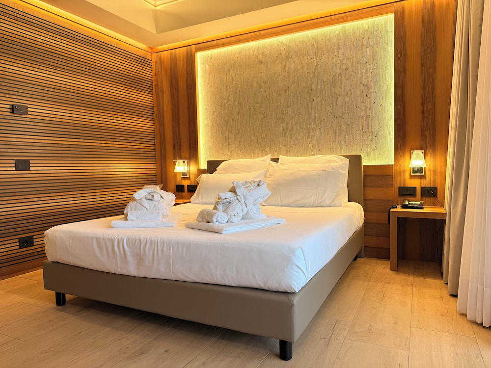 Executive Room, Balcony, Partial Lake View