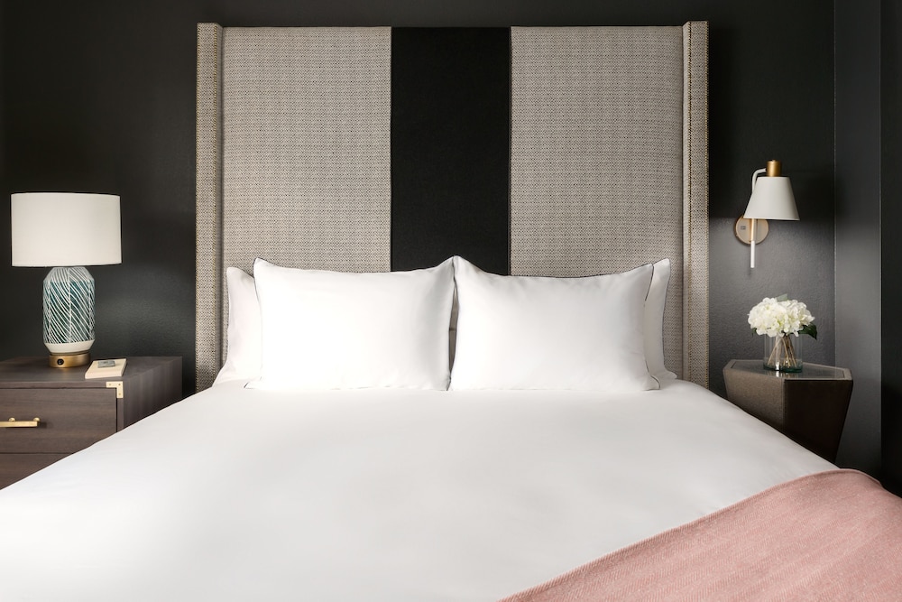 Standard Room, 1 King Bed, Corner