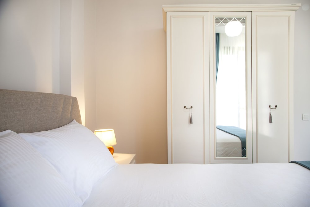 Family Suite, Accessible, Pool View photo 2