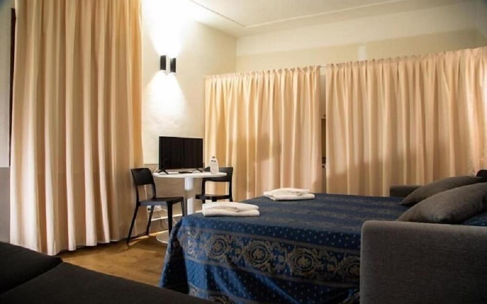 Studio, 1 Bedroom, Kitchenette, Annex Building photo 2