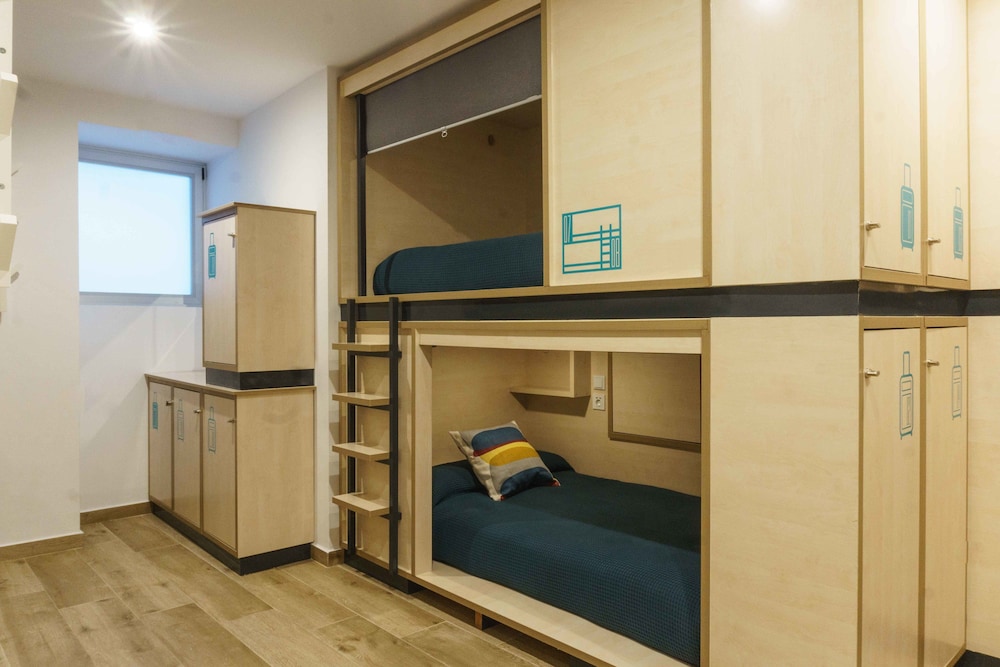 Deluxe Shared Dormitory, Mixed Dorm, Shared Bathroom (1 bed in a 10-Bed Dormitory Room) photo 3