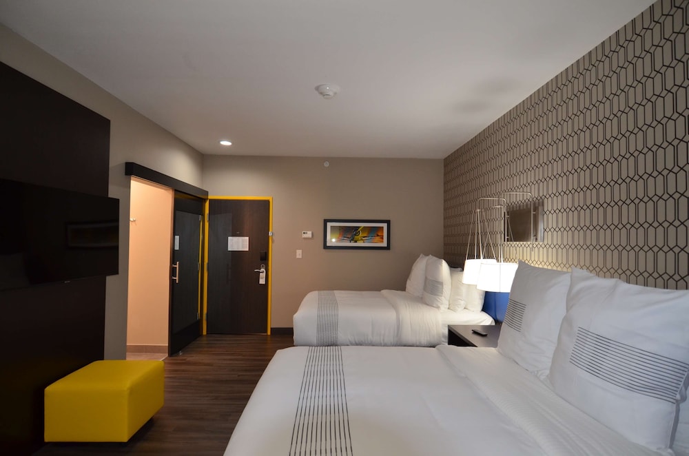 Standard Room, 2 Queen Beds, Non Smoking, Refrigerator & Microwave - Photo 2