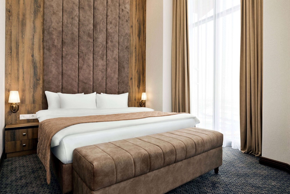 Standard Room, 1 King Bed, Non Smoking - Photo 5