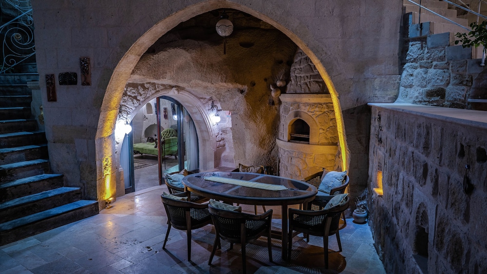 Premium Suite, 1 King Bed, Private Bathroom
