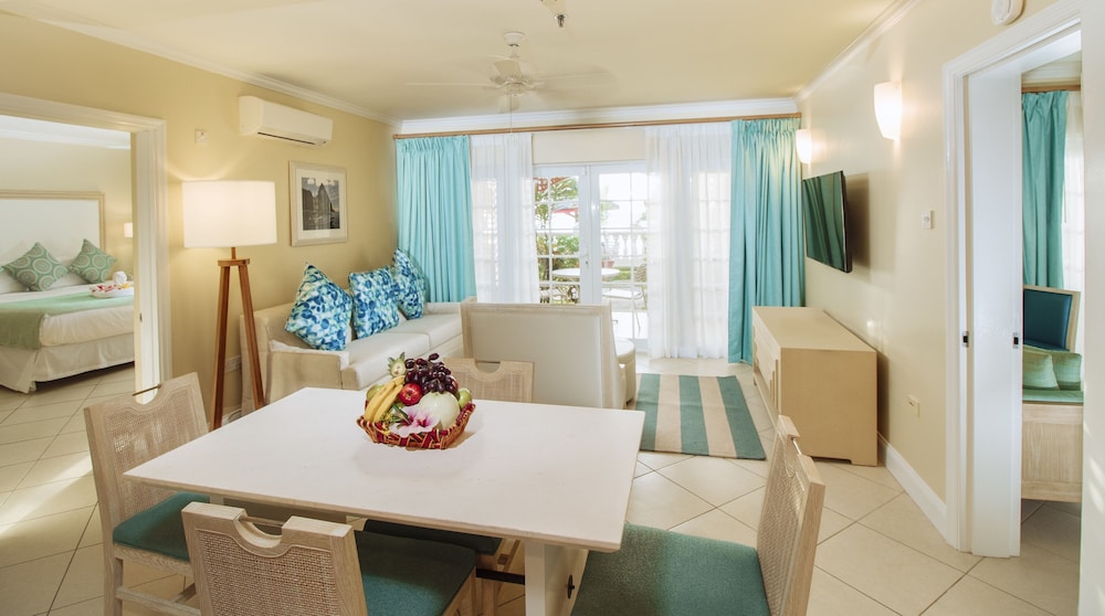 Two Bedroom Suite Beach Front - Photo 2