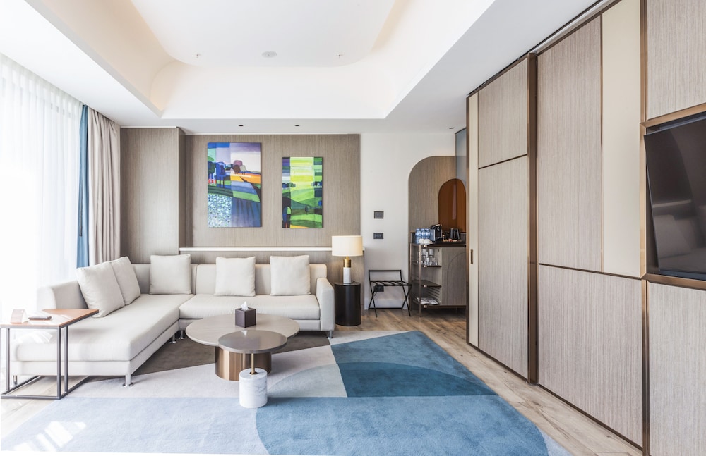 Suite with Balcony, Canal View - Photo 8