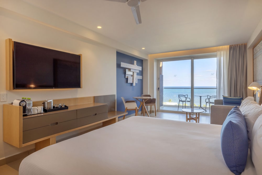Two Bedroom Luxury Junior Suite Ocean Front Diamond Club - Photo 4
