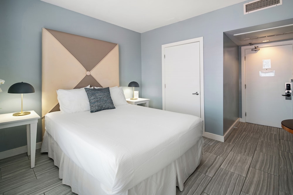 Accessible Queen Room - La Flora Building (Self Check-in)