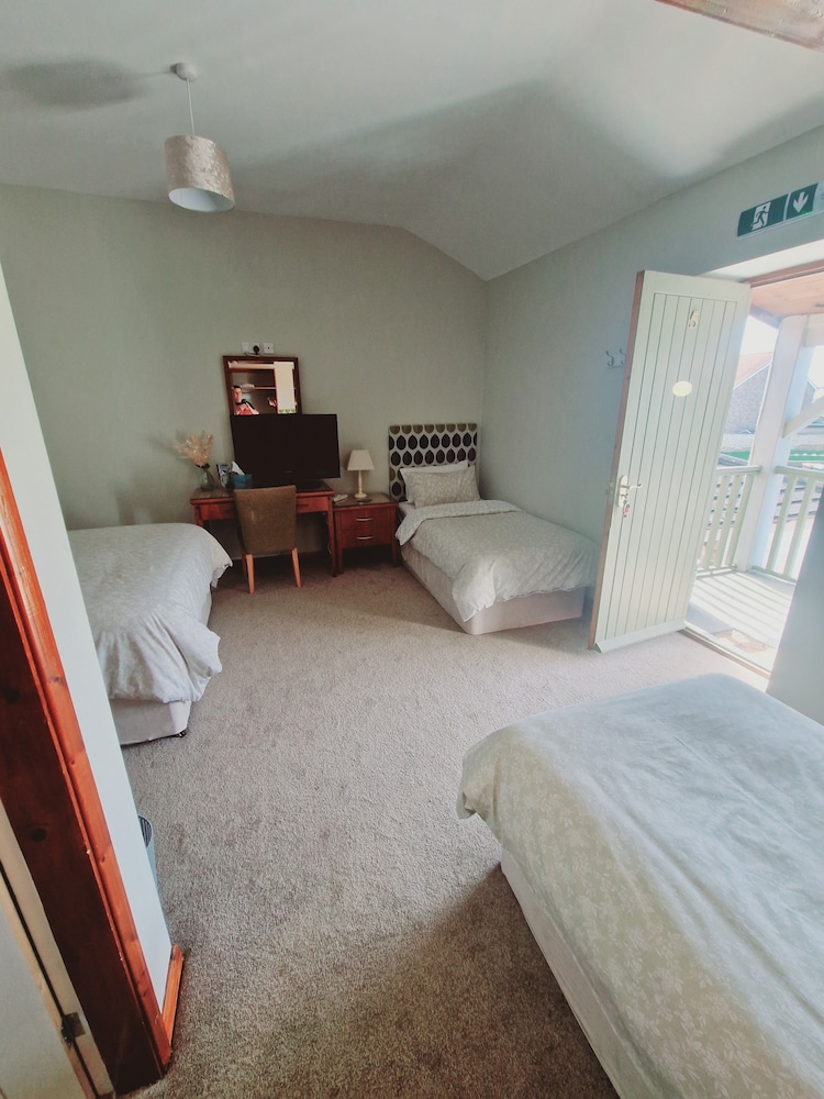 Basic Quadruple Room, Garden View photo 3