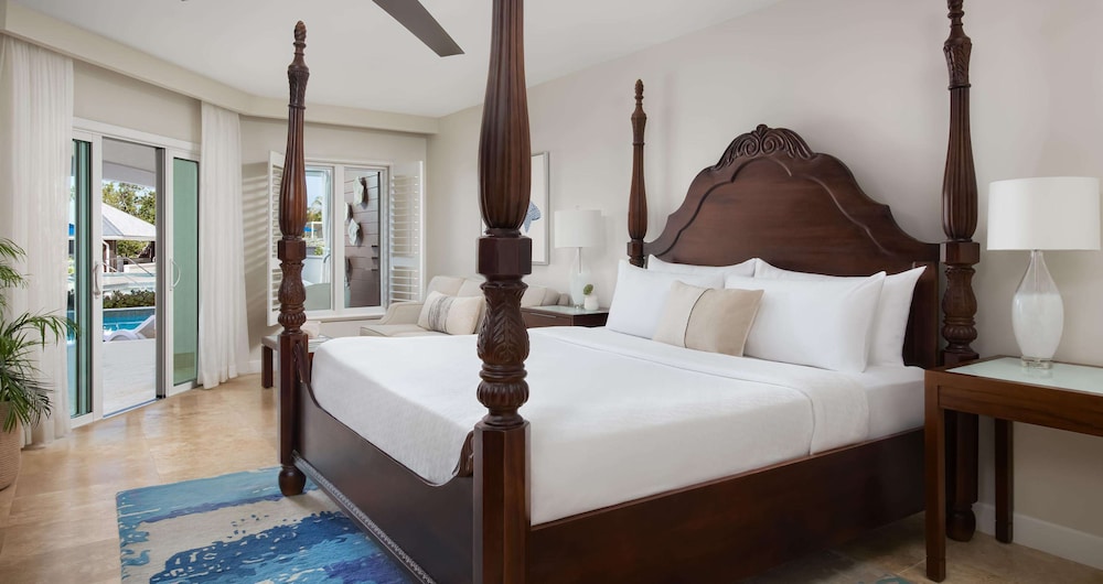 Junior Suite, 1 King Bed, Patio, Beachfront (Starlight Swim-up Club Level, Tub)