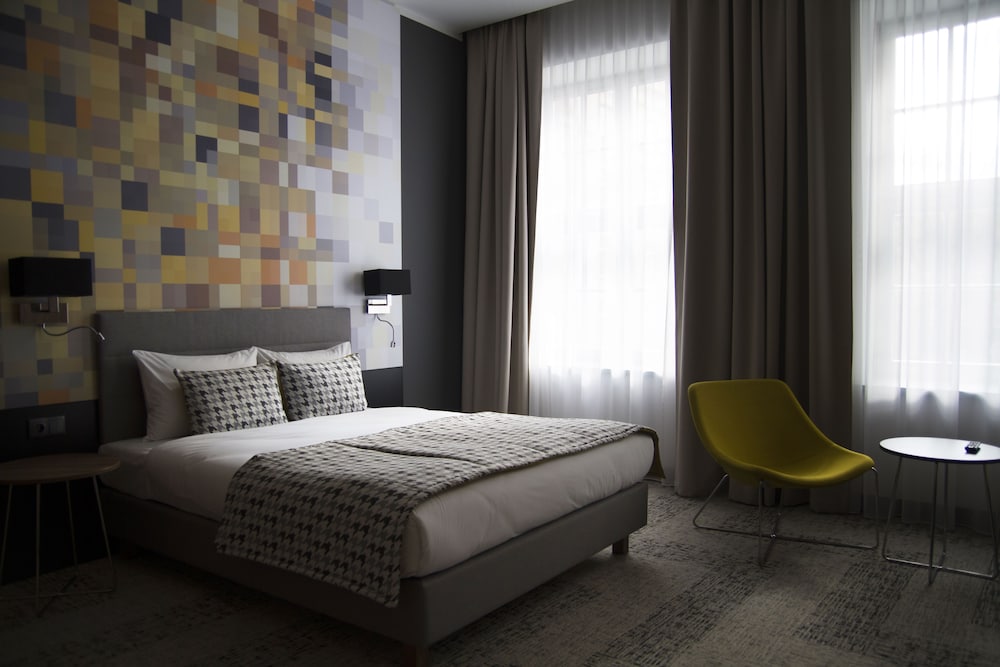 Superior Suite, 1 Queen Bed, Non Smoking, Courtyard View photo 2