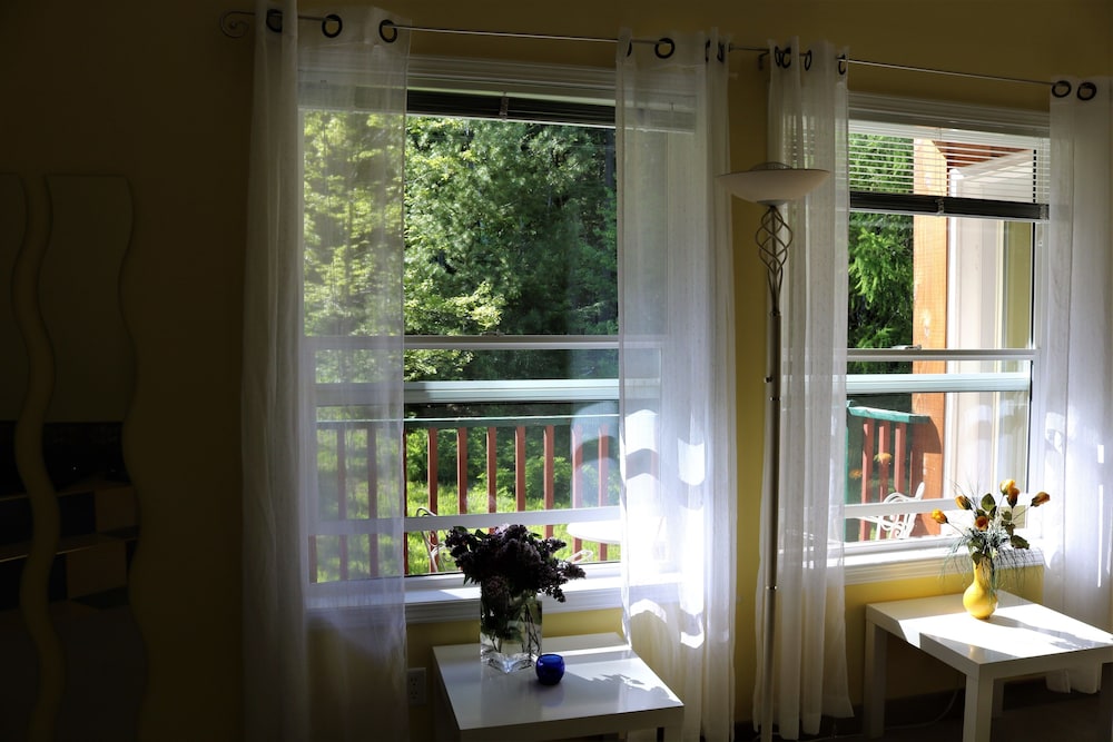 Otter's Burrow- Deluxe Suite with Spa photo 2
