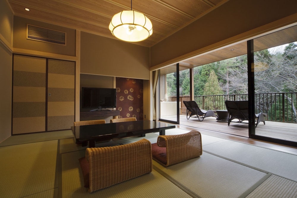 Suite (Japanese Style, Open-Air Bath) photo 2
